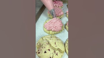 The most perfect way to kick off the warm weather: a refreshing new Raspberry Lemonade cookie🍋✨