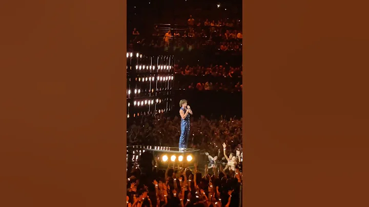 Benson Boone doing a flip at the VMA’s during “Beautiful Things”!! #shorts