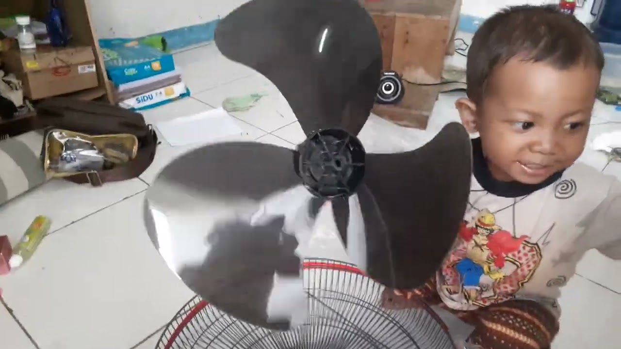 Menyenangkan si Dede Hasby unboxing kipas angin 