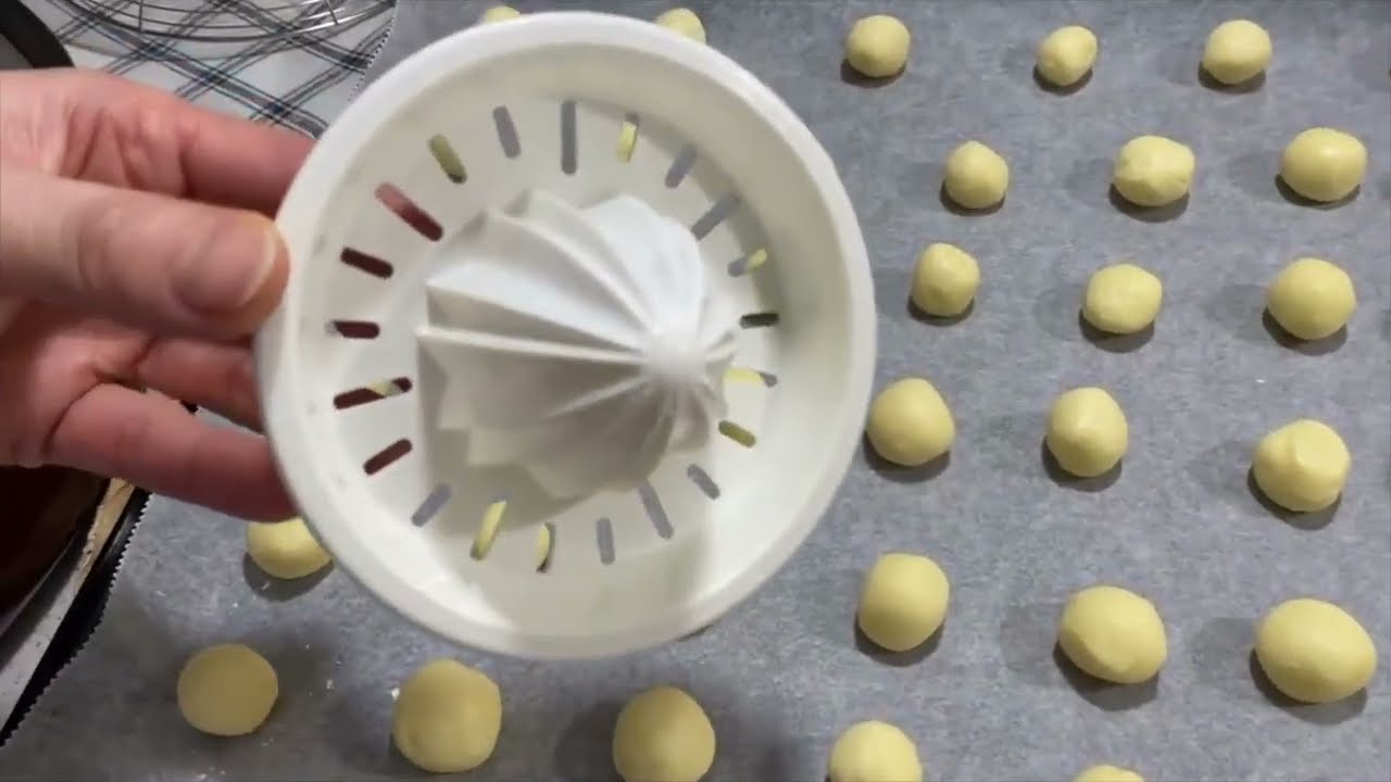 JEDNOSTAVNI MOGU DA STOJE OD 1-2mjeseca KEKSICI ZA BOZIC.PAHULJASTI KOLACICI 