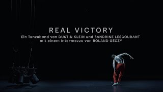 Theater Münster: Real Victory (Trailer)
Tanzabend von Dustin Klein und Sandrine Lescourant mit einem Intermezzo von Roland Géczy
KÜNSTERLISCHE LEITUNG Lillian Stillwell
CHOREOGRAFISCHE ASSISTENZ Katelyn Skelley
DRAMATURGIE Johannes Fundermann
IKARUS (UA)
CHOREOGRAFIE Dustin Klein
KOSTÜME Louise Flanagan
VIDEO/KI Susanne Steinmassl
DUNAJNA
CHOREOGRAFIE Roland Géczy
KOSTÜME Louise Flanagan
BEHIND THE CURTAIN (UA)
CHOREOGRAFIE Sandrine Lescourant
KOSTÜME Louise Flanagan
Zugehörigkeit, Macht, Krieg, Gewinn, Verlust – auch das ist Tanz. Spuren davon finden sich noch heute in den charakteristischen Eigenheiten vieler Tanzstile: Rhythmik und Virtuosität der Bewegungen, ein strenger Verhaltenskodex und ein ausgeprägtes Konkurrenzverhalten.
In ihrem Tanzabend verbinden nun die vom Hip-Hop stammende Französin Sandrine Lescourant und der Deutsche Dustin Klein, dessen Background das klassische Ballett ist, diese Bewegungssprachen und die Kulturen ihrer Herkunftsländer. Ihre These: Gewinnen ist nicht gleich Siegen. Was aber ist der Gewinn, nachdem wir uns am meisten sehnen und für den wir so sehr kämpfen?
Außerdem wird an diesem Abend die Gewinnerchoreografie des Tanzplattform Bern 2023 Produktionspreises von Theater Münster als Intermezzo zu sehen sein. Erstmals hat das Theater Münster im Rahmen dieses Nachwuchswettbewerbs einen Preis ausgelobt und der Gewinner Roland Géczy zeigt eine überarbeitete Version seiner Choreografie DUNAJNA.
Video: Yan Revazov Theater Münster: Real Victory (Trailer)