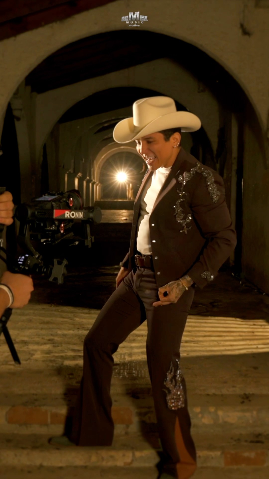 Unos tequilas, cartas y mucho de Edwin Luna y La Trakalosa De Mty ? en la grabación de #TeAclimatas