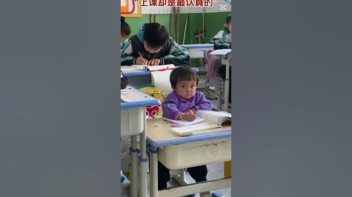 Trong lớp học có 1 bạn tí hon