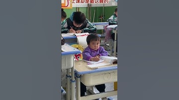 Trong lớp học có 1 bạn tí hon