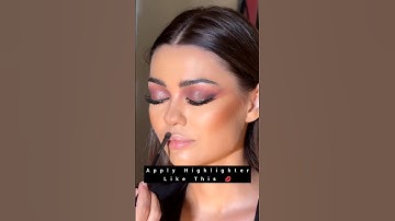 Breng highlighter aan zoals deze ✨ #shrots #makeup #makeuptutorial #learningwithnk #viral