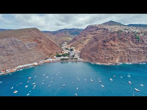 Видео: Удалённый остров посреди океана с тысячами жителей и самым бесполезным аэропортом в мире!