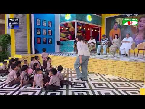 ছোট কাকু উৎসবে ছোট শিশুদের সাথে সংগীত শিল্পী কোনাল কি যে আনন্দ করছে