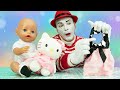 Baby Born et sa robe déchirée! Vidéos pour enfants avec le mime drôle et les jouets.
