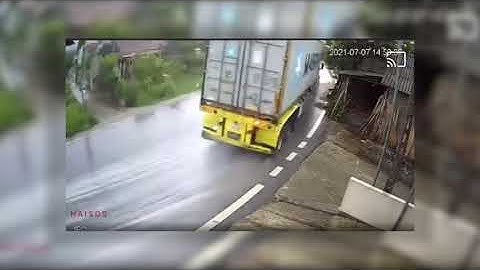 RÙNG RỢN CONTAINER ‘LẬT CHỔNG VÓ’ SAU PHA ÔM CUA TỐC ĐỘ CAO | SKY NEWS KÊNH TIN TỨC 24H