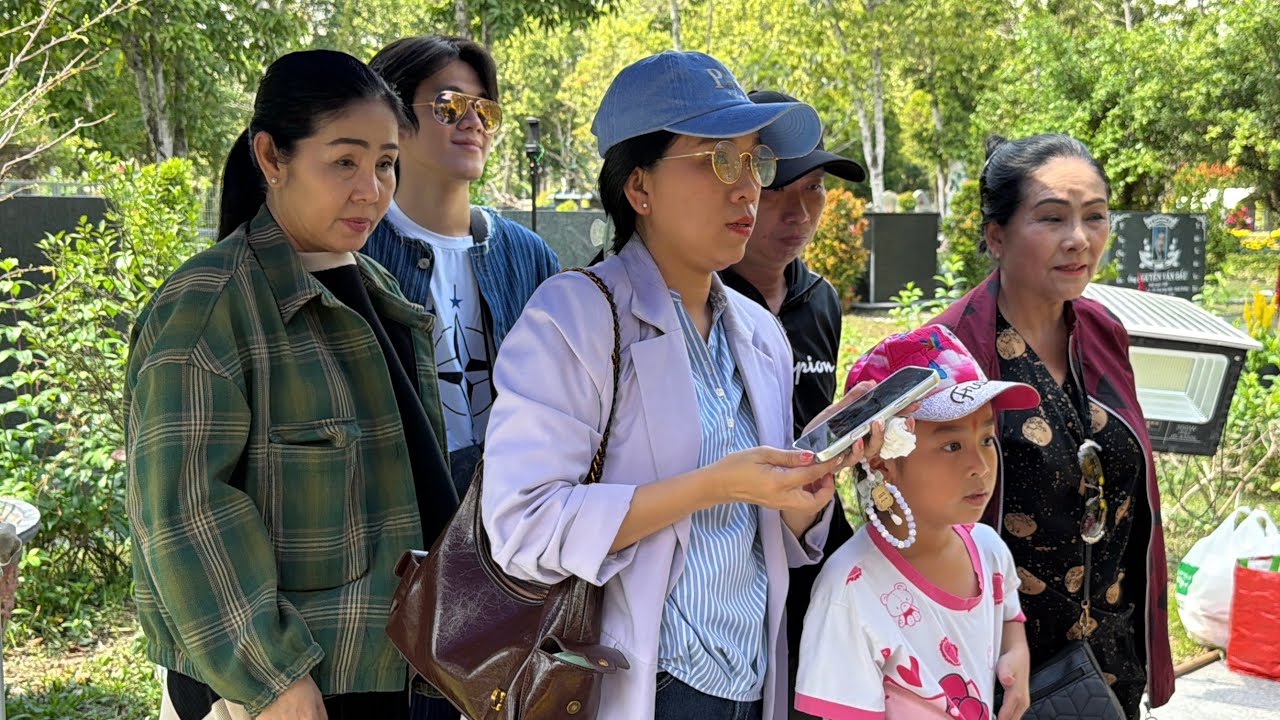 Trực Tiếp Gia Đình Cô 6 Cùng CS Hồng Phượng - Với Khán Giả Lên Viên Mộ NSUT Vũ Linh Lúc Này 