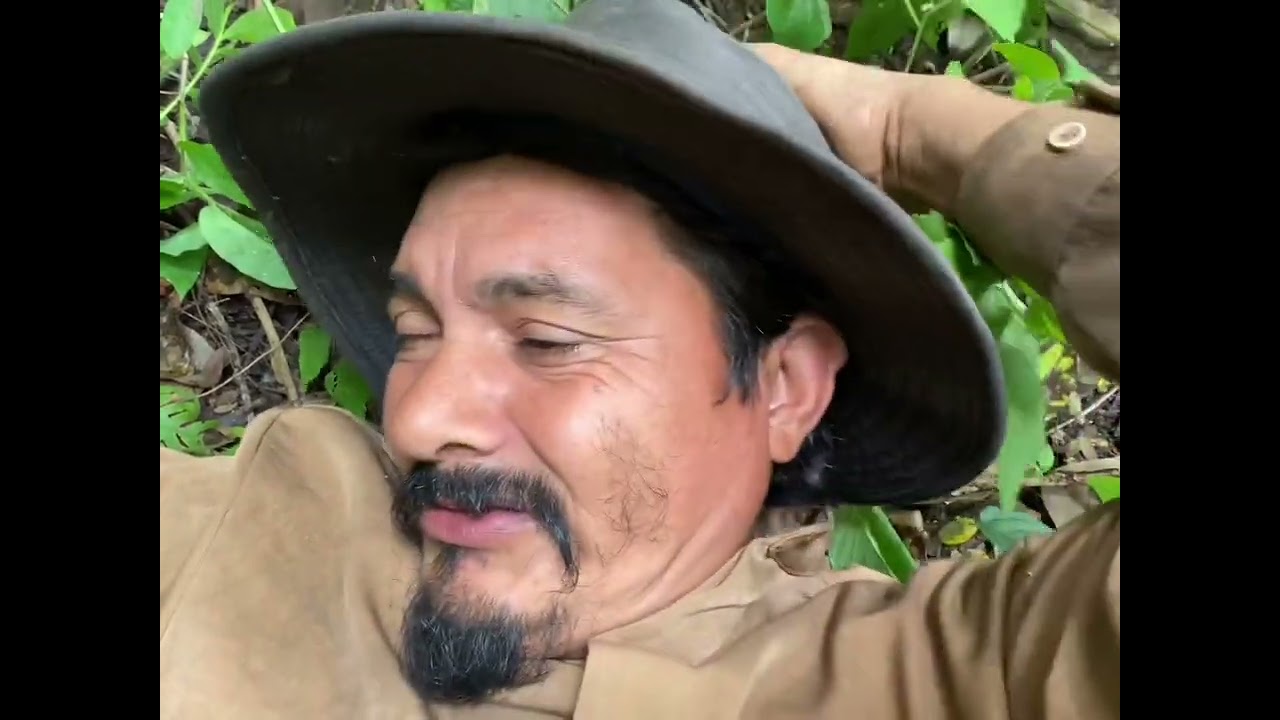 Hombre lleva una tríste experiencia por su maldad😱un pastor lleno de amor le brinda su 4yud4🥹