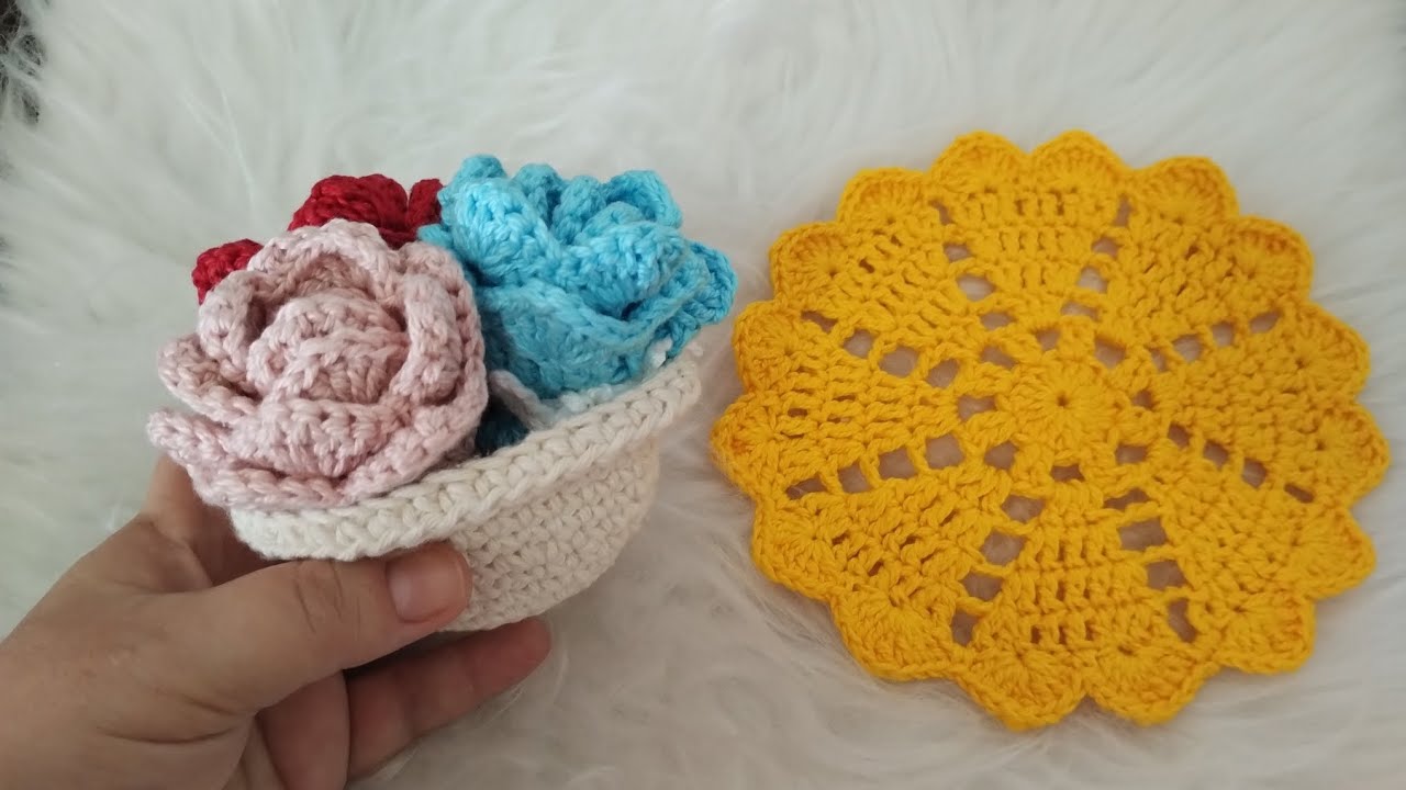 Vaso de flores em crochê 🌹 que vira porta copos de coração ❤️ #crochêdiadasmães