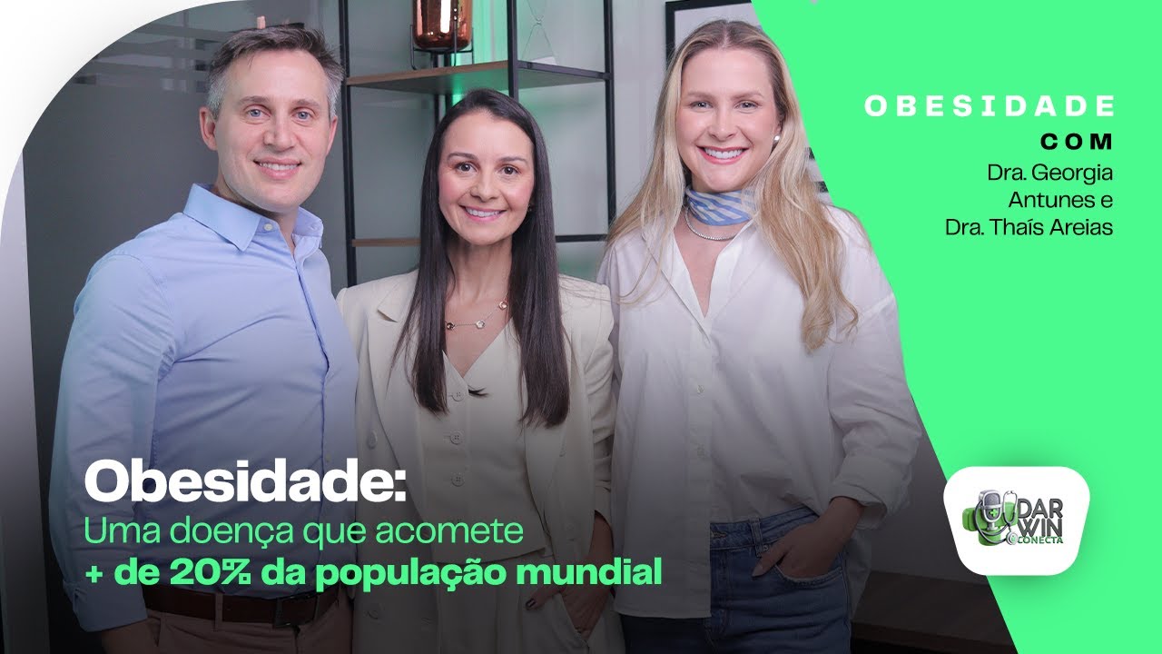 "Dra. Georgia Nunes Antunes e Dra. Thaísa Areias em um estúdio de podcast conversando sobre o tratamento da obesidade. Ao fundo, a identidade visual da Darwin Saúde."