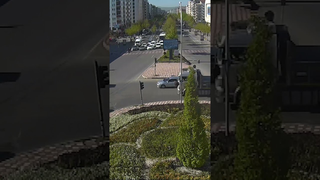 Batman'da Hatalı Sollayan Otomobil Tırın Altında Kaldı