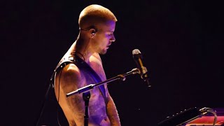 JUSTIN BIEBER PERFORMS \