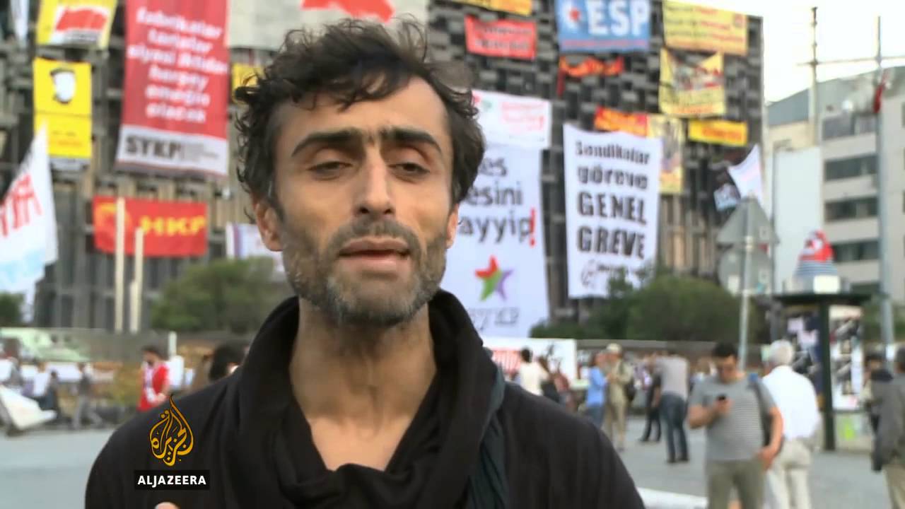 رقص الدراويش خلال الاحتجاجات في تركيا