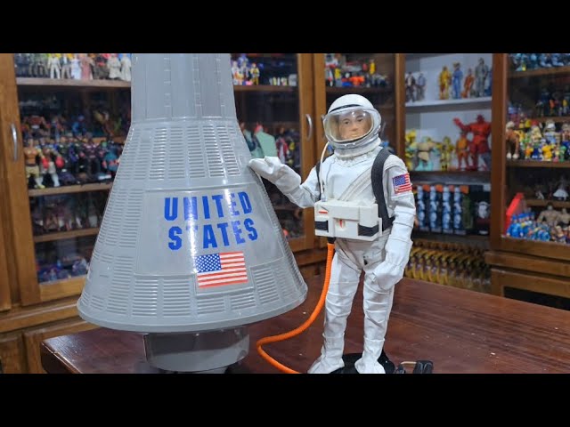 G.I.JO SPACE CAPSULE with ASTRONAUT toysrus Hasbro 1998 Hugo