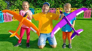 Niños jugando juegos al aire libre de verano y actividades para niños