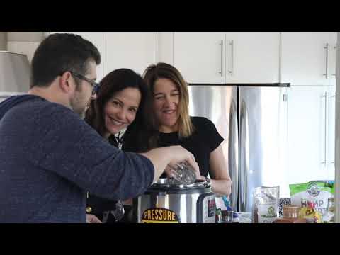 instant-pot-mug-cakes-with-mary-louise-parker