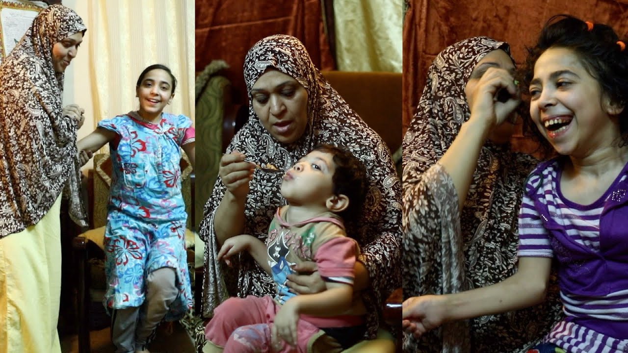 بتطلع بيهم الدور السابع.. معاناة أم رحمة مع 3 أبناء مصابين بمرض ضمور في المخ