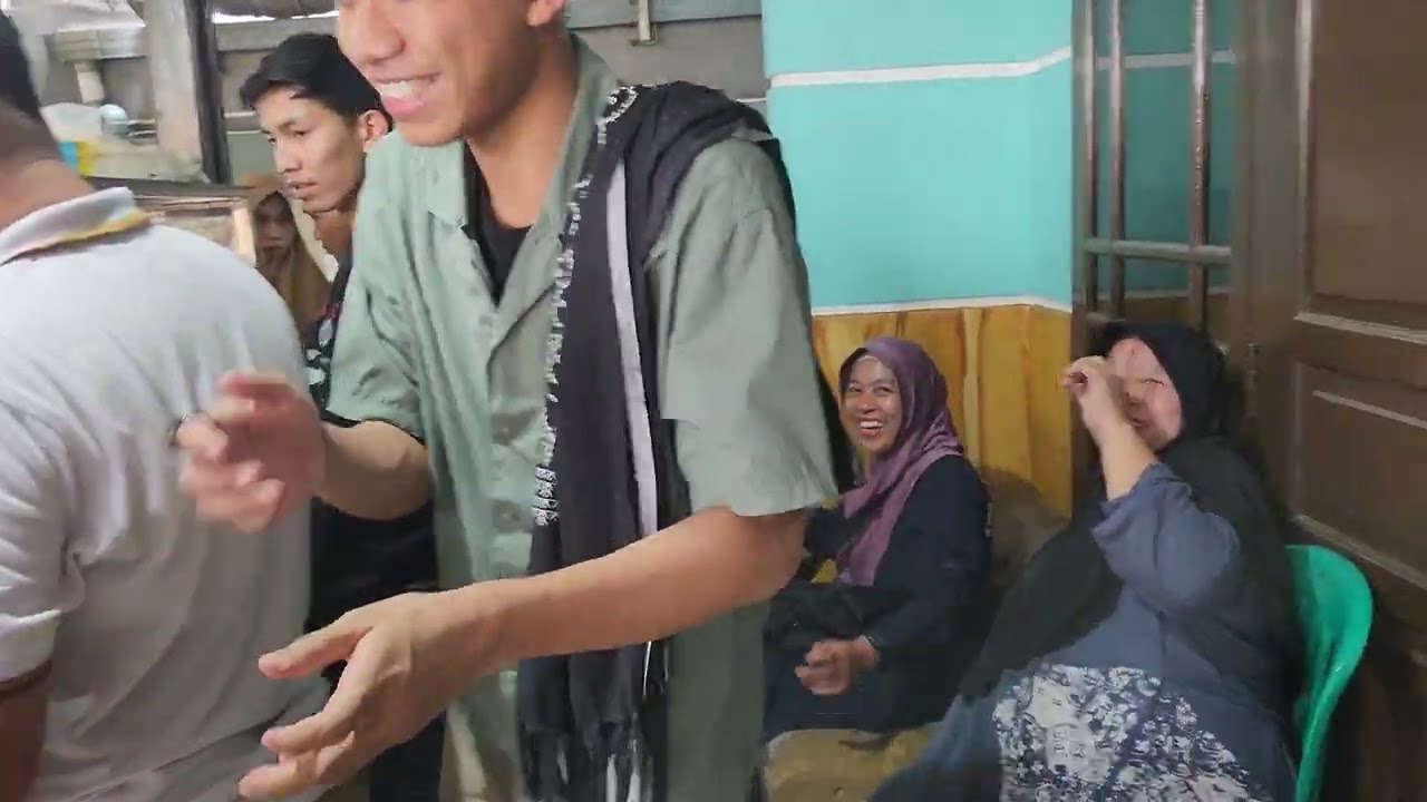 JAUH JAUH DATANG KE RUMAH MAKAN GRATIS IKUT BANTU BAGI MAKAN GRATIS 