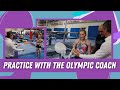 Pratique complte de gymnastique sous les yeux du coach olympique