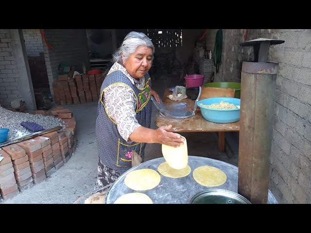 HACIENDO TORTILLAS DE MAÍZ, GORDITAS DE COMAL Y SALSA MOLCAJETEADA DE  CHUCUYOL CON MI ABUELITA FELIX 