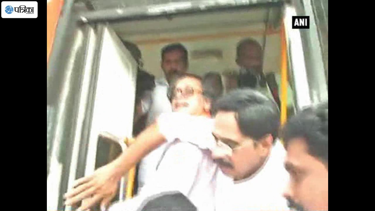 Police Detain Shashi Tharoor, Other Congress Leaders Protesting Against Demonetisation