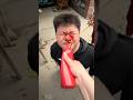 ¡Le hago una broma a papá con ketchup de juguete para ver su reacción!