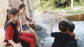 Tube well's Bath in hot summer! Swimming with kids in Jahan poor pakistan! Village life......