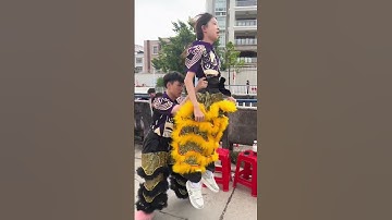 Đi múa lân mà ngại trước máy quay