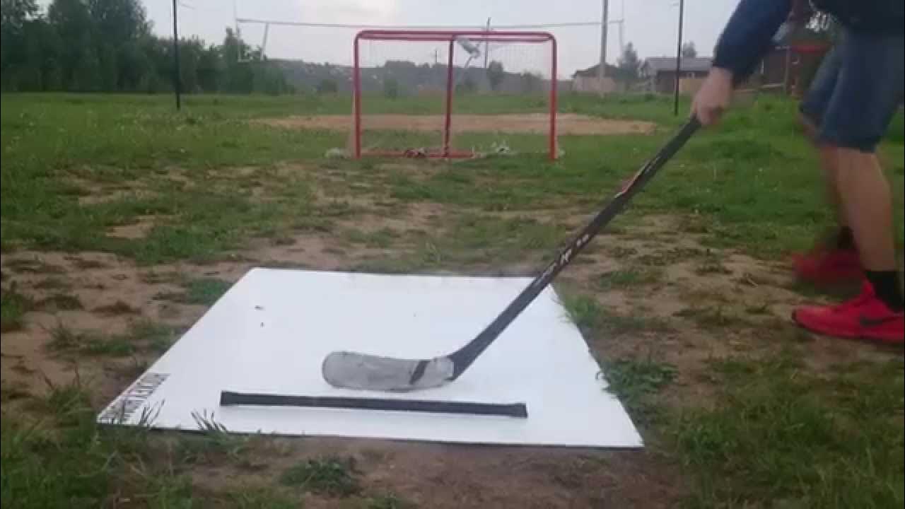 Хоккейная клюшка и ворота с искусственным льдом
