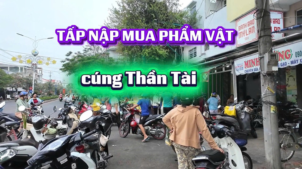 Tấp nập người mua phẩm vật cúng thần tài trong ngày mùng 10 tháng Giêng