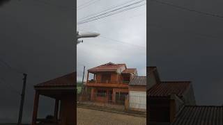 avião está indo para o aeroporto do capão do Leão #avião #voa #aeroporto. #ia