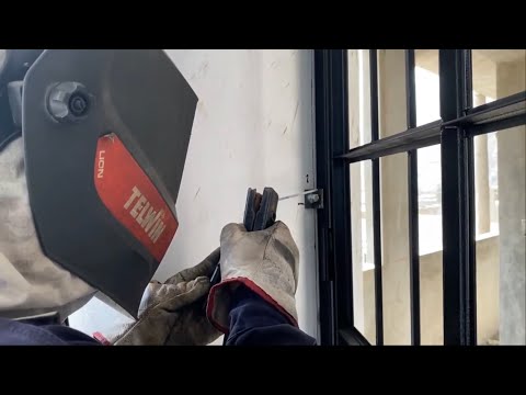 Video: Puerta de cartón corrugado con elementos de forja: características de instalación, pros y contras
