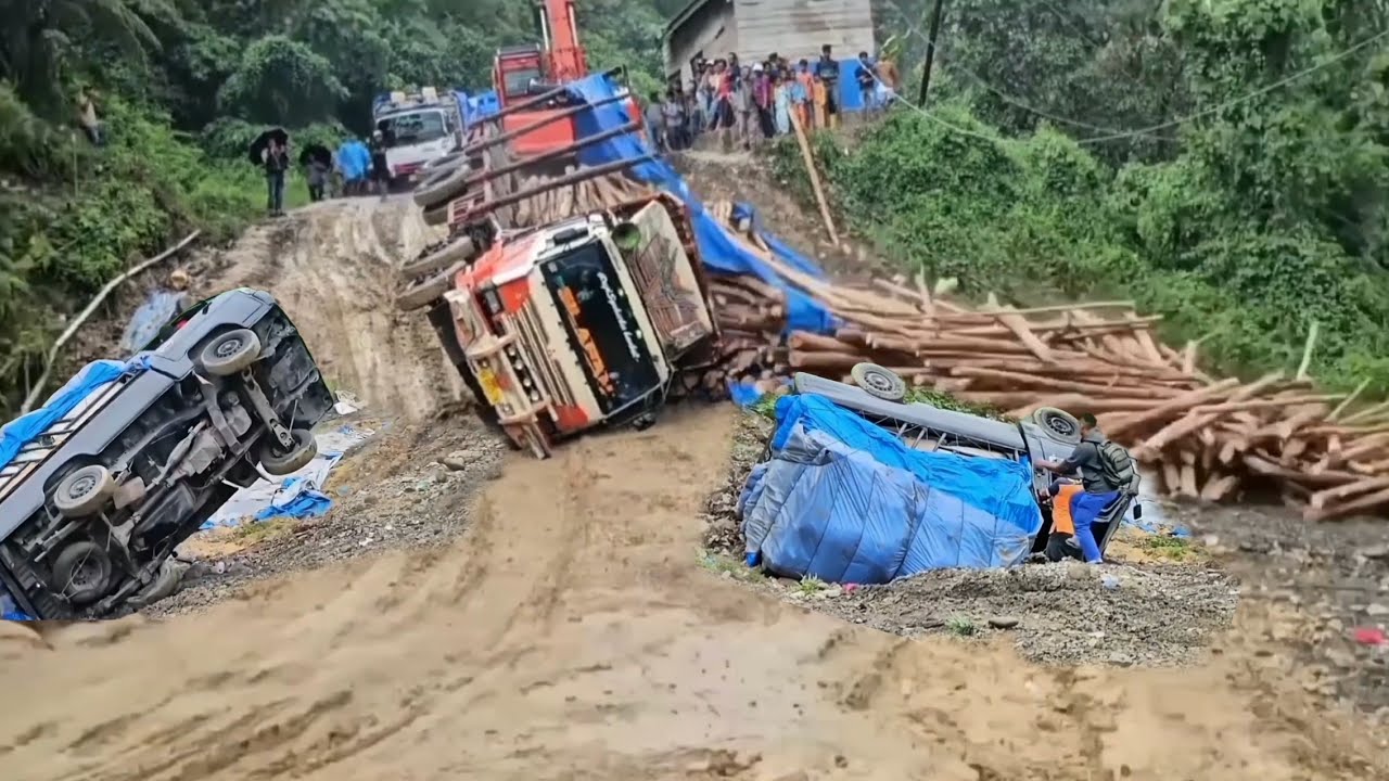Truck Overturned on the Road Extreme,Crazy Truck,crazy Driver 
