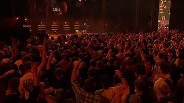 D-low playing 