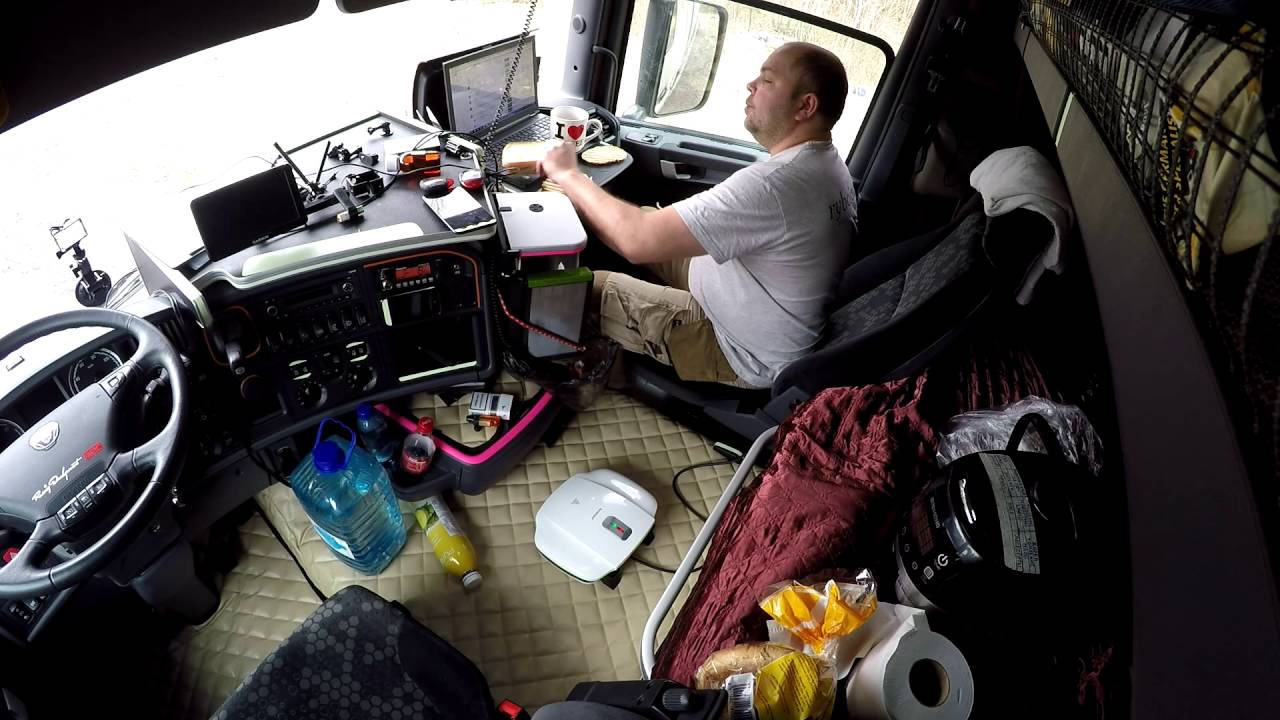 Водитель грузового автомобиля. Кабина дальнобойщика. Радиостанция для дальнобойщиков. Фредлайнер inspiration. Ивеко 2019 тягач кабина внутри.