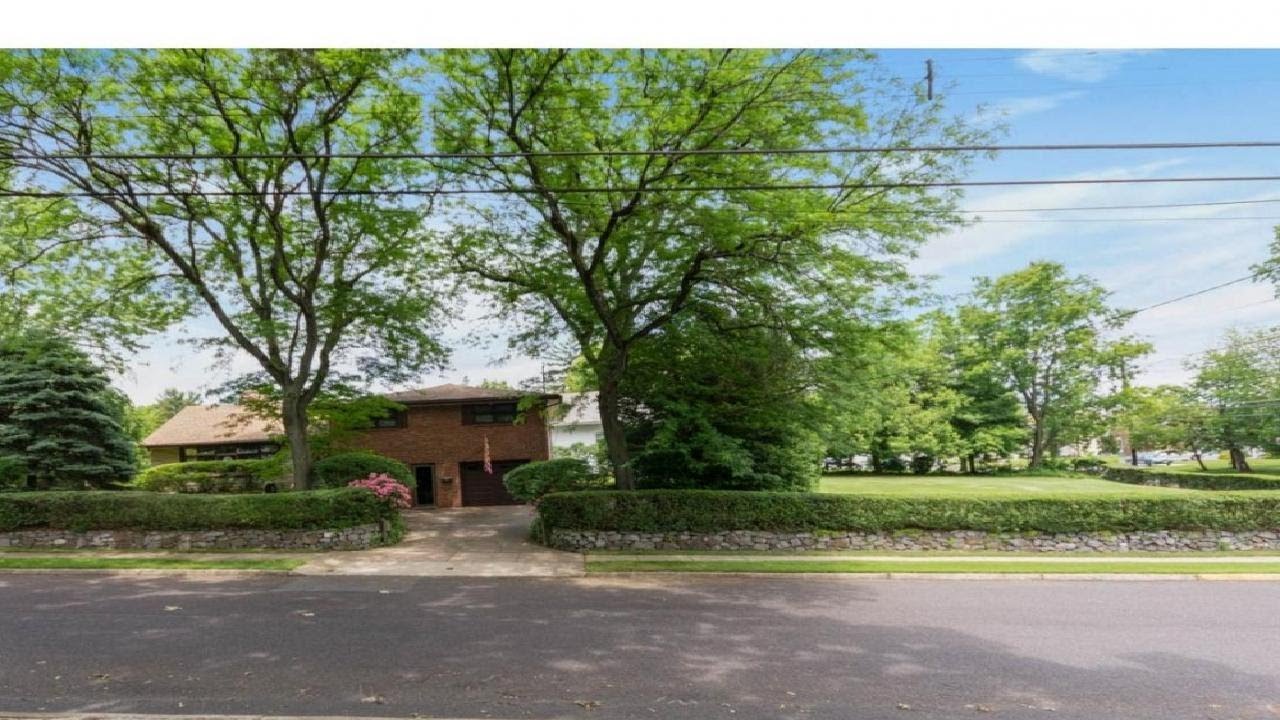 11 EVERGREEN AVENUE, BELLMAWR, NJ Presented by Stephen Clyde.