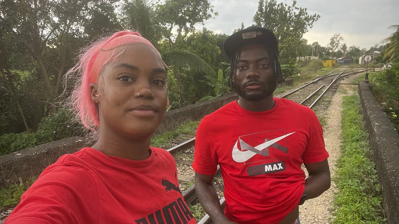 Вторая неделя на Ямайке 🇯🇲 Он наконец-то попробовал тушеную говядину с картофельным пюре.