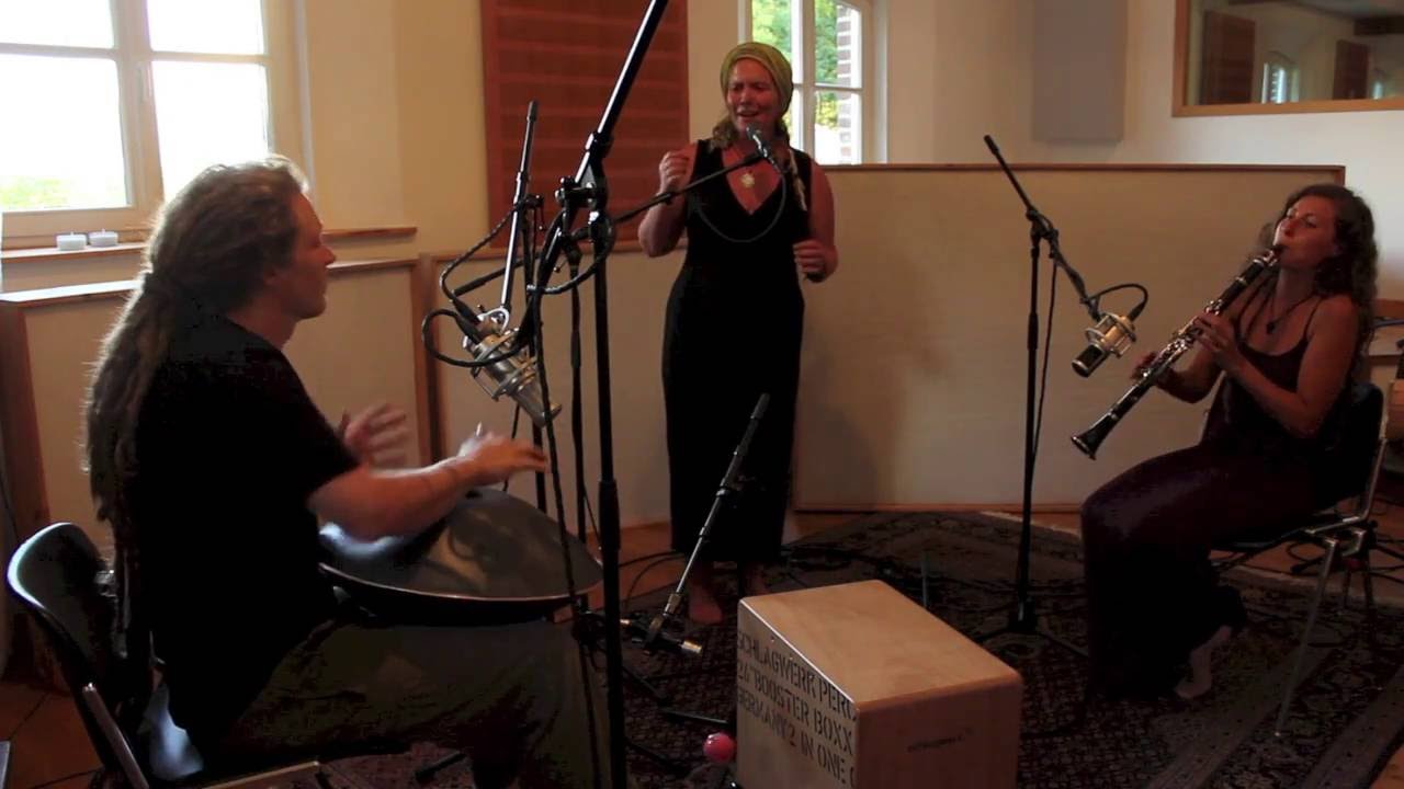 Sylvia Kirchherr with Archer & Tripp - Bewakascha (2nd Gen Hang, Clarinet, Voice & Bass Cajon)
