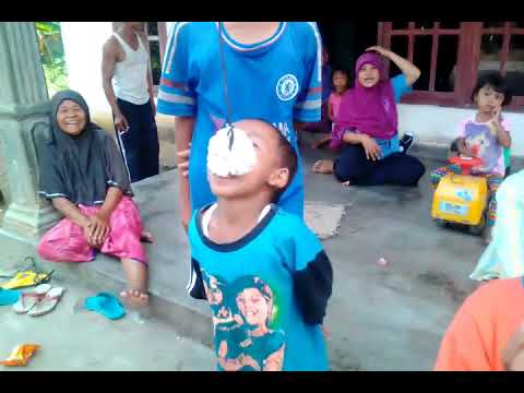 Video lucu  anak  kecil  marah  saat lomba makan kerupuk 