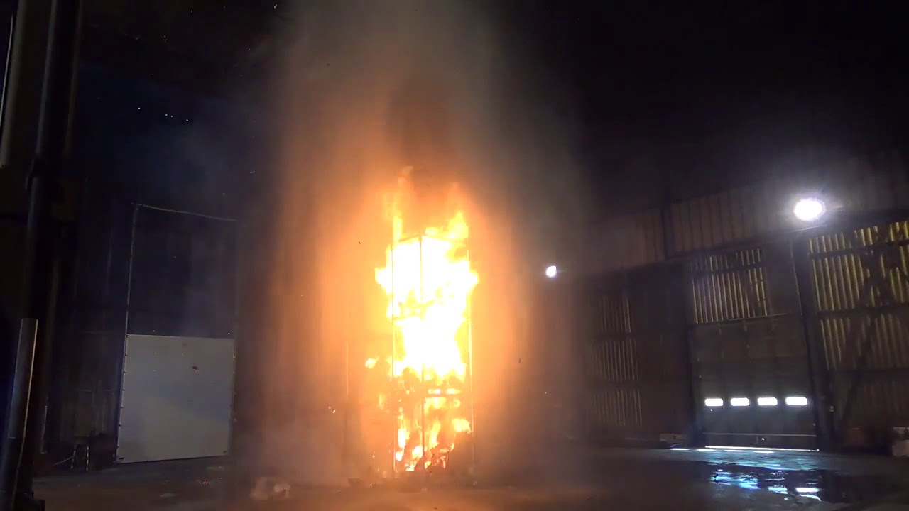 Démonstration sprinkleur sur un feu de stockage de grande hauteur