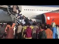Жители Афганистана пытаются покинуть страну