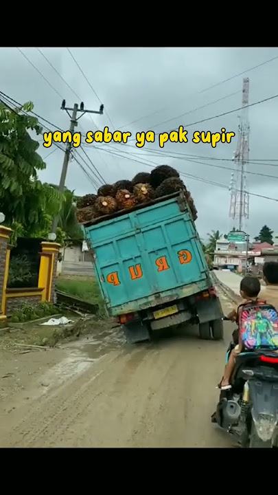 truk muatan sawit terguling