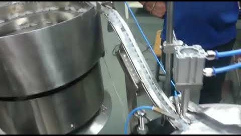 Automatic inner plugging and screw cappping machine