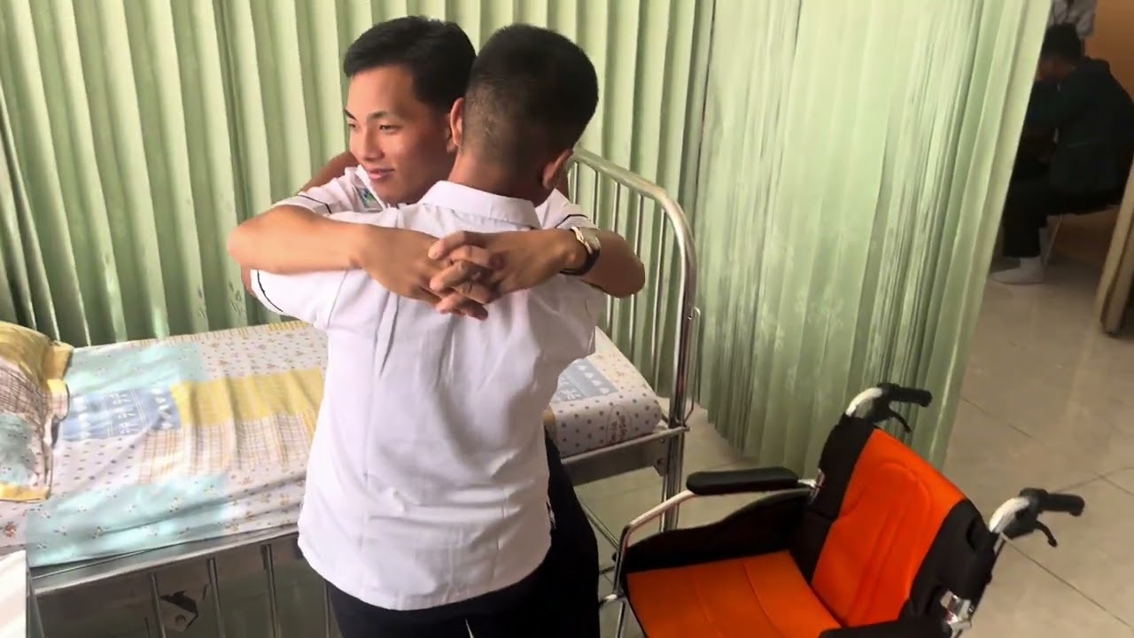 TUGAS KMKK, CARA MENGANGKAT PASIEN DARI KURSI RODA