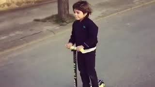 Shakira Y Su Familia En Monopatín 2017