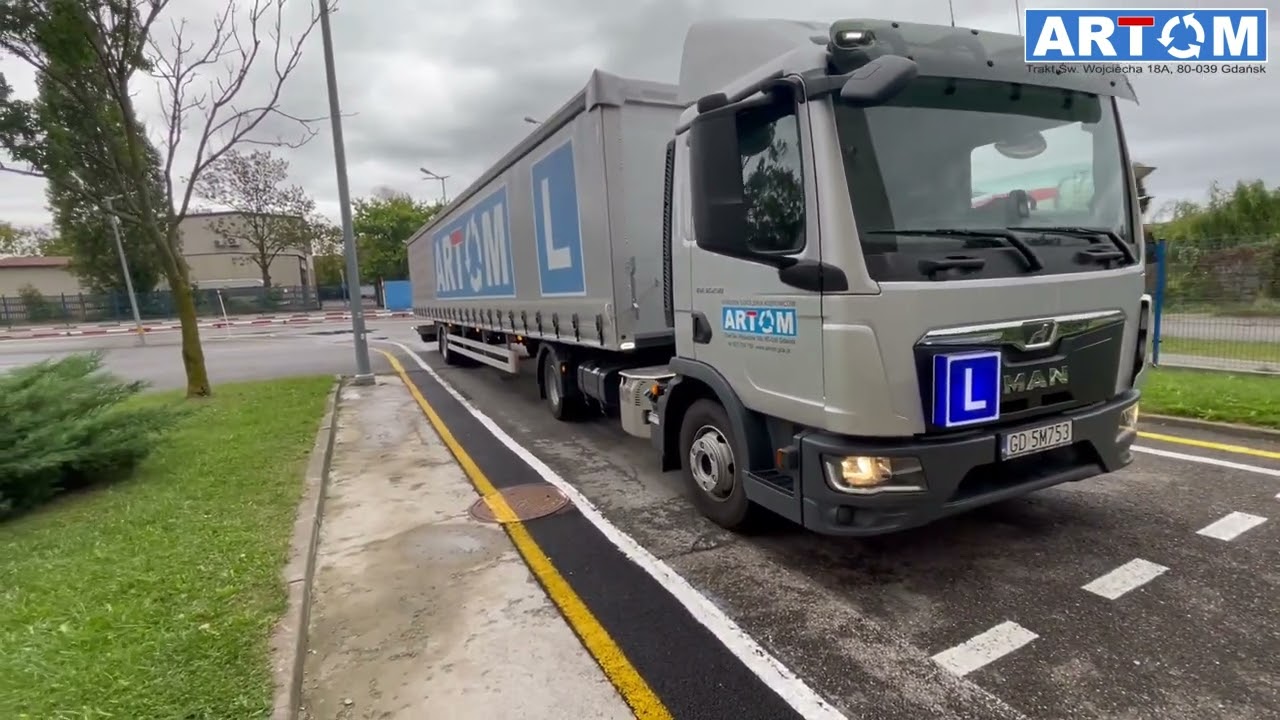 Trenujemy manewry na placu ciągnikiem siodłowym z naczepą. Nauka jazdy kat. C+E w Gdańsku