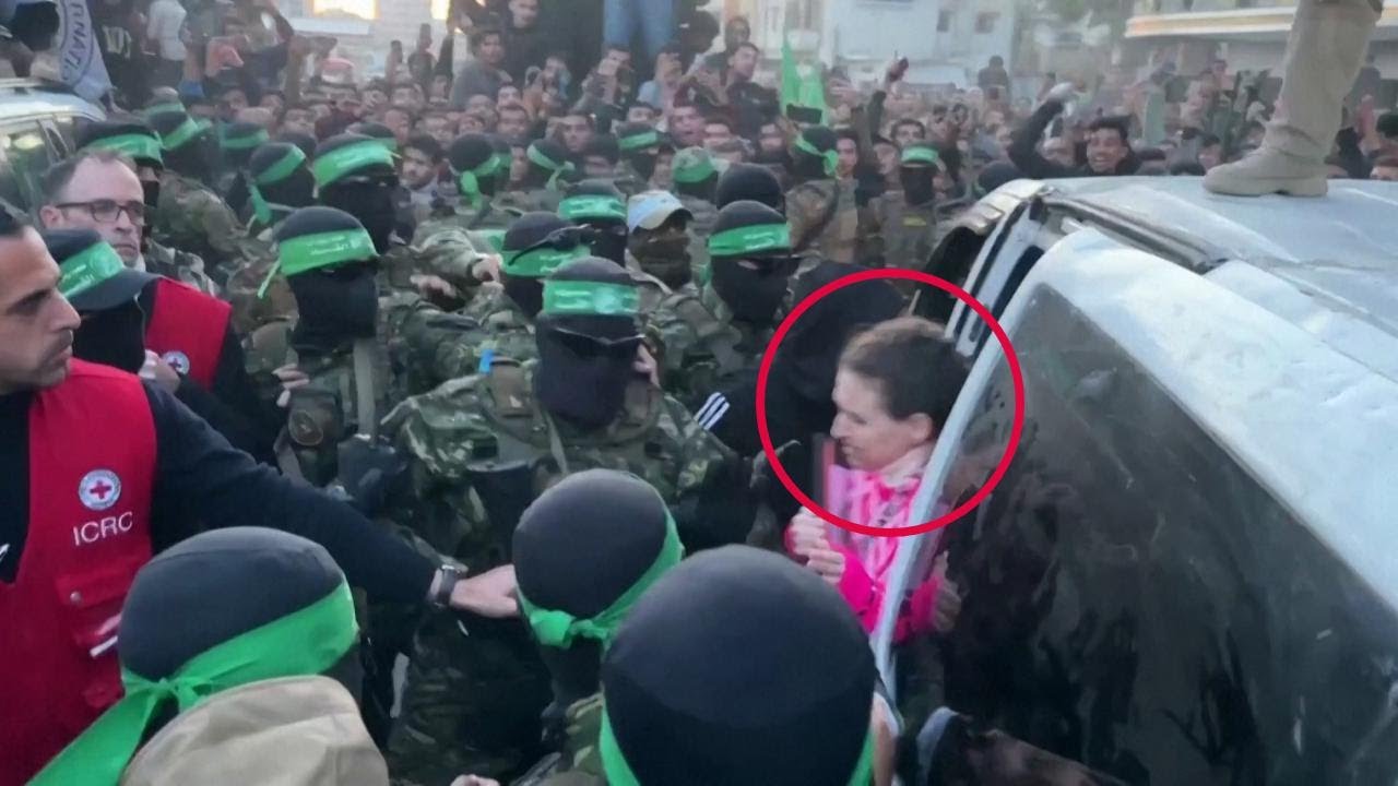HAMAS libera le prime tre donne prigioniere a GAZA: il momento della consegna alla Croce Rossa
